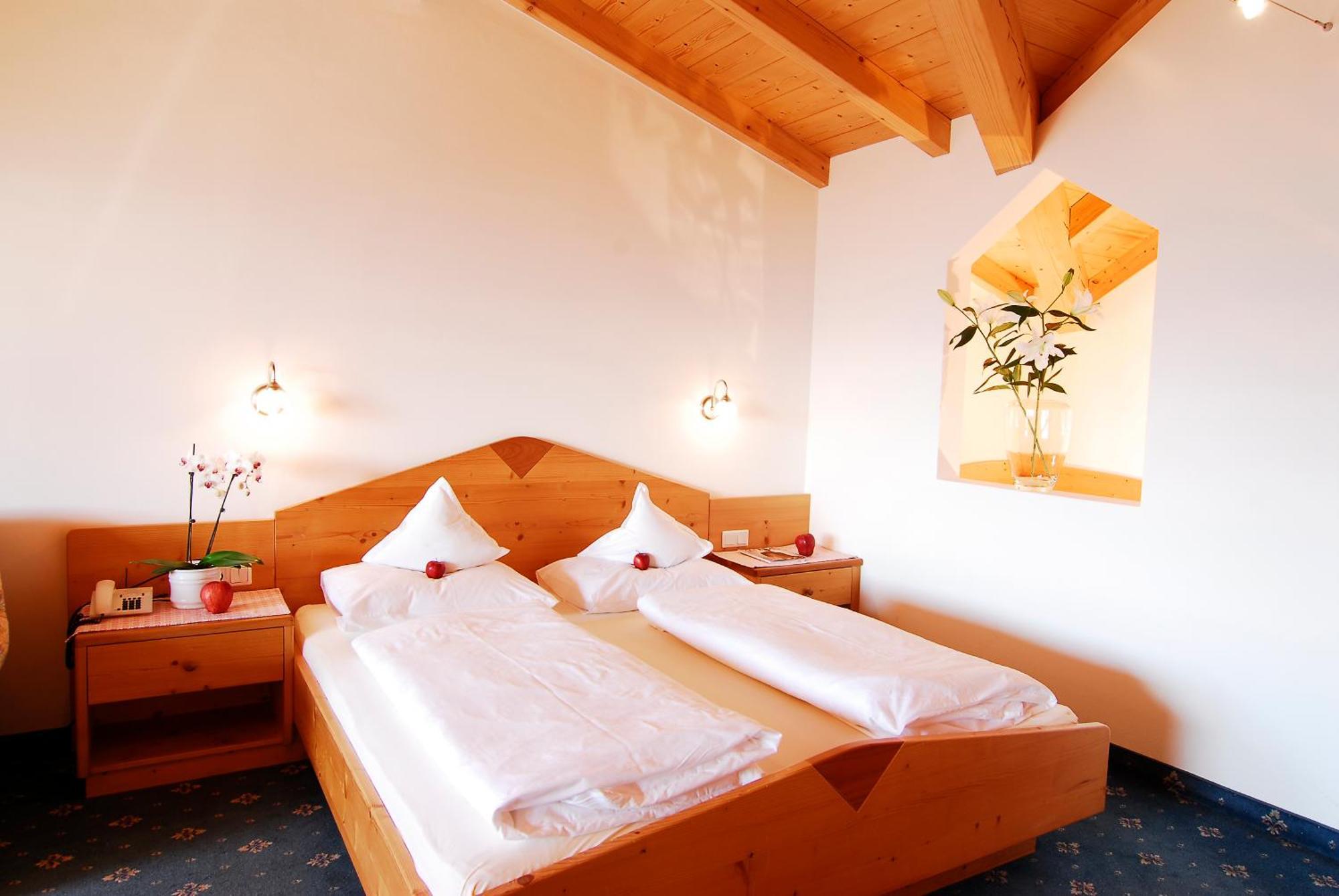 Small Hotel Sonne Tirolo Exterior foto